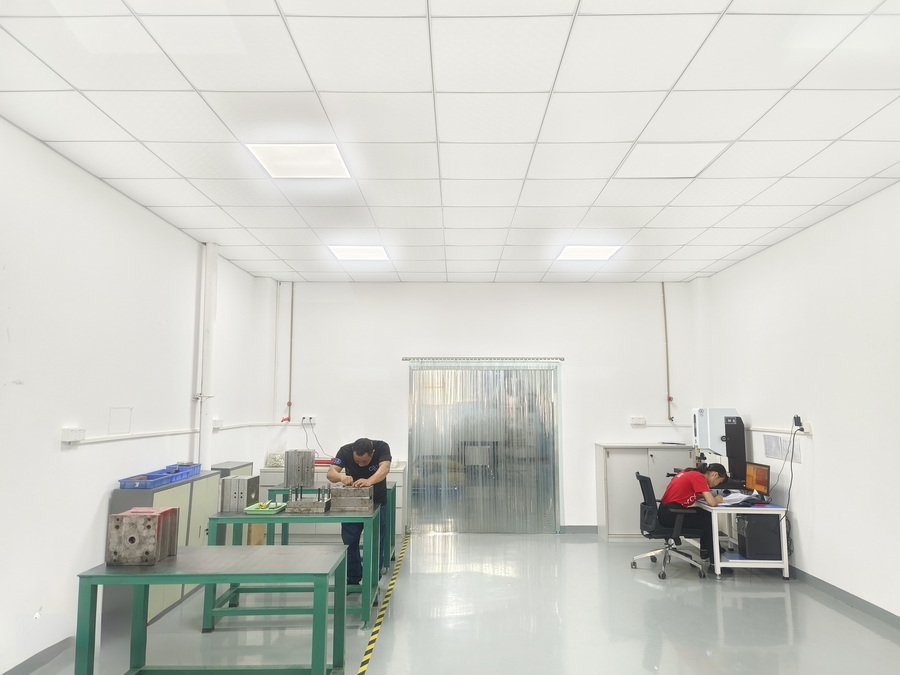 步步精注塑車間