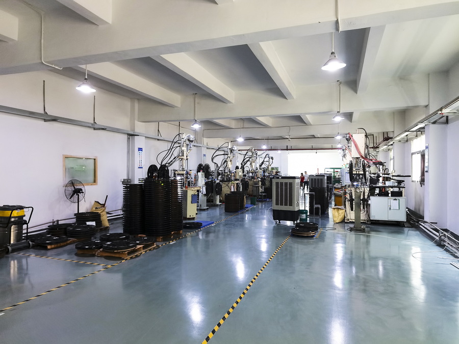 步步精注塑車間